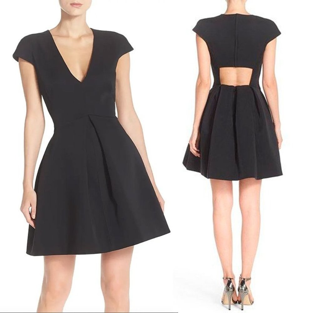 HALSTON HERITAGE Black Cutout Back V-Neck Fit & Flare Dress Sz 4‎